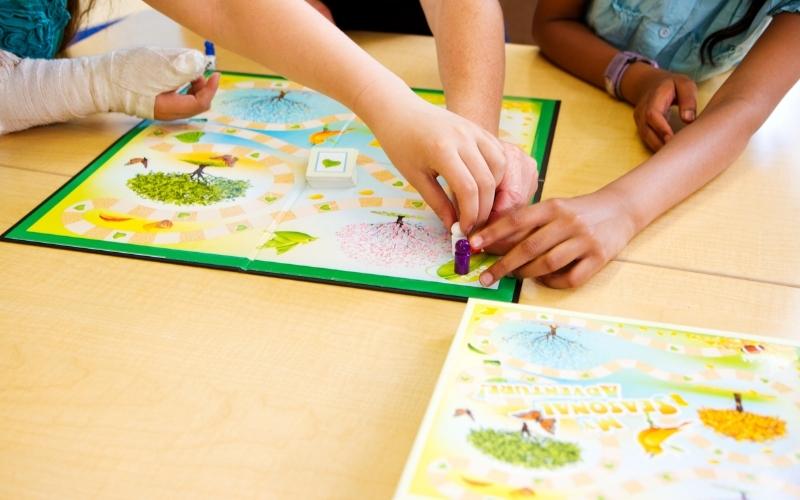 Thẻ bài & board game là trò chơi kết nối bạn bè hiệu quả. (Ảnh: Sưu tầm Internet) 