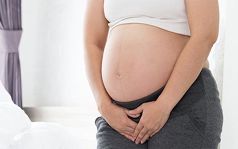 Vùng kín đau dữ dội khiến mẹ bầu khó chịu. (Ảnh: Sưu tầm Internet)