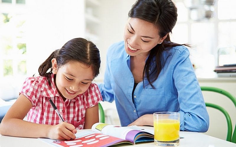 Bé làm bài tập Ăng-co Vát lớp 3. (Ảnh: Sưu tầm Internet)