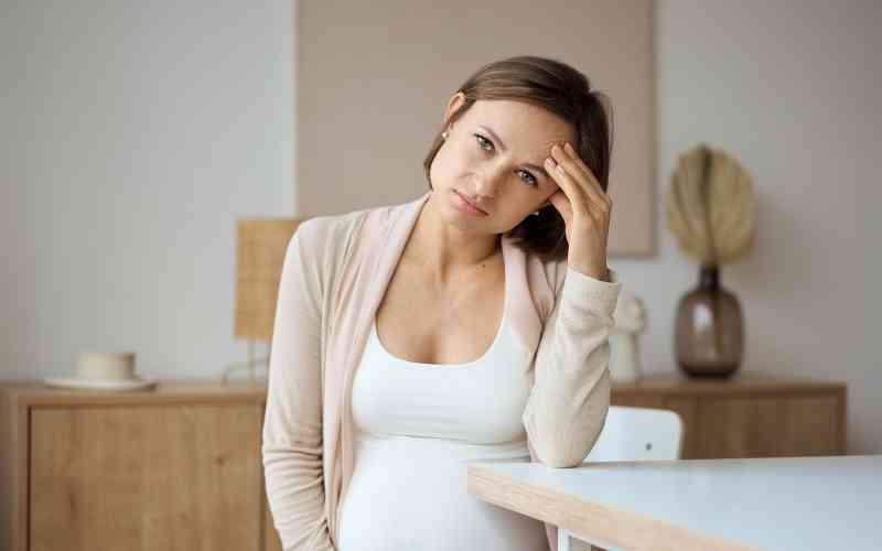 Đau nửa đầu khiến bà bầu mệt mỏi và khó chịu. (Ảnh: Sưu tầm Internet)