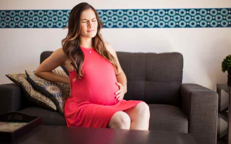 Bà bầu tháng cuối đau lưng dữ dội do ảnh hưởng của thai kỳ hoặc bệnh lý. (Ảnh: Sưu tầm Internet)