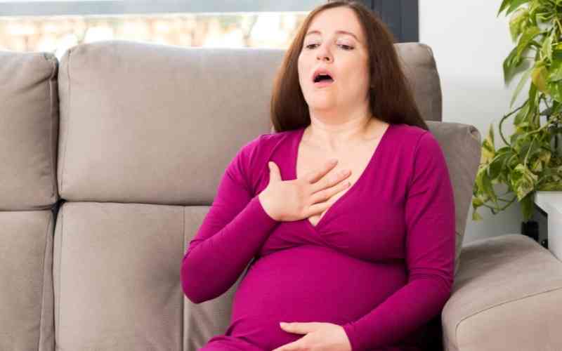 Bà bầu tháng cuối khó thở cần đi khám khi thấy dấu hiệu nặng. (Ảnh: Sưu tầm internet)