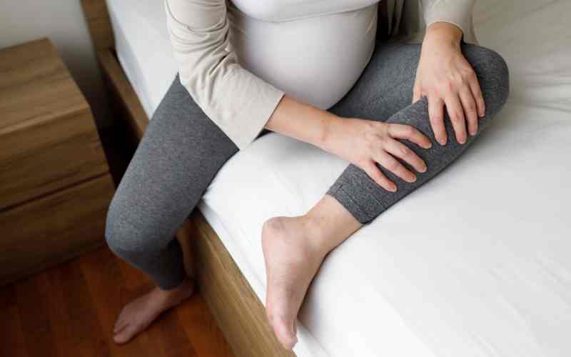Bà bầu tháng thứ 7 bị phù chân cảm thấy rất khó chịu. (Ảnh: Sưu tầm Internet)