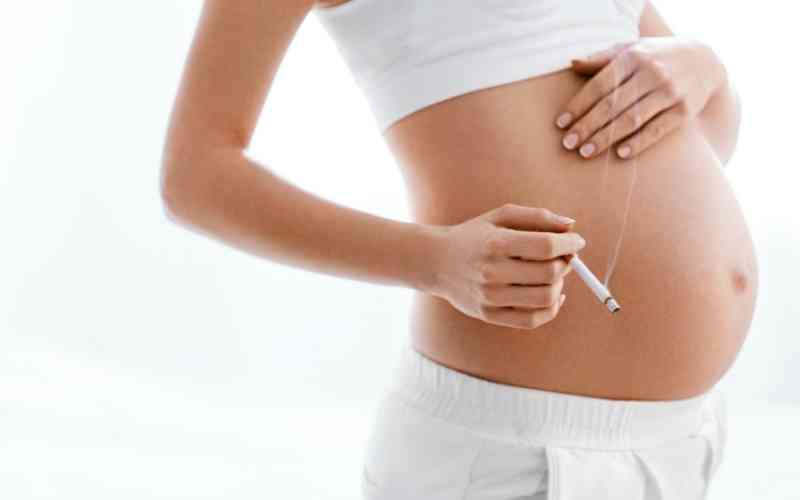 Khói thuốc lá rất có hại cho sức khỏe của mẹ và bé. (Ảnh: Sưu tầm Internet)
