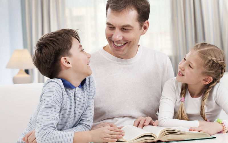 Ba mẹ nên ngồi học cùng con. (Ảnh: Rongvietschool.vn)