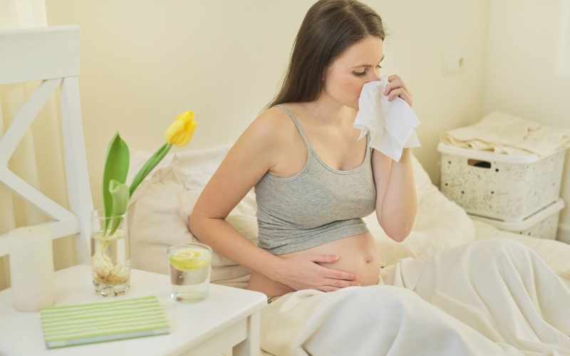 Hệ miễn dịch suy giảm khiến bà bầu dễ bị cảm khi mang thai 5 tuần. (Ảnh: Sưu tầm Internet)