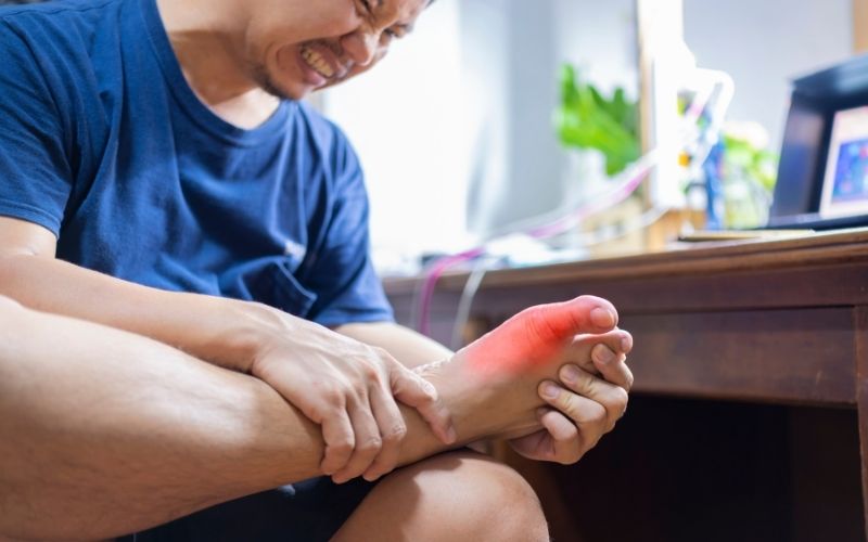 Gút khiến người bệnh suy nhược cơ thể, đau nhức khó chịu. (Ảnh: Sưu tầm Internet)