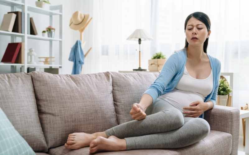 Hiện tượng phù chân sẽ tự mất đi sau khi mẹ sinh em bé. (Ảnh: Sưu tầm Internet)