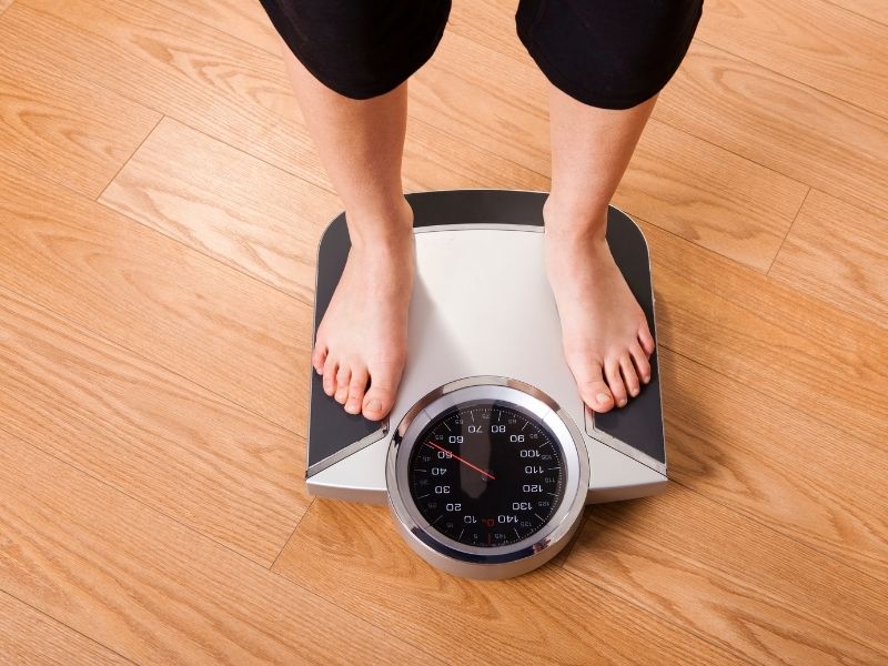 Cân nặng thất thường là một dấu hiệu bị bệnh tuyến giáp. (Ảnh: Sưu tầm Internet)