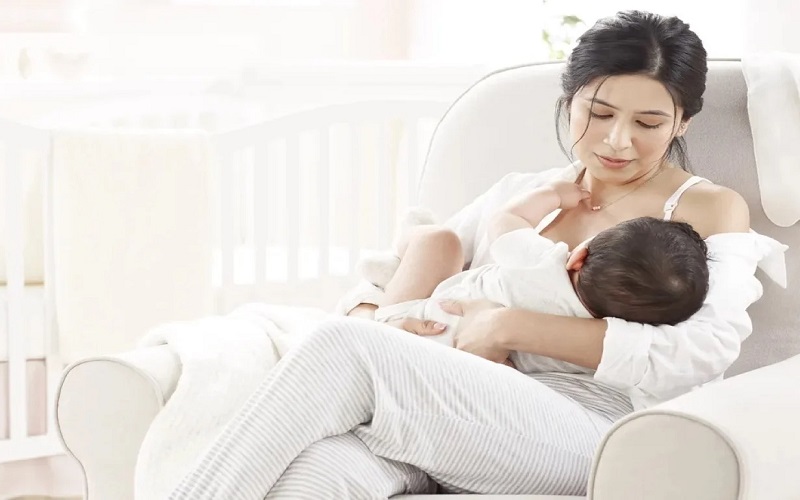 Tư thế ngồi cho bé bú ti sữa mẹ (Ảnh: Sưu tầm Internet)