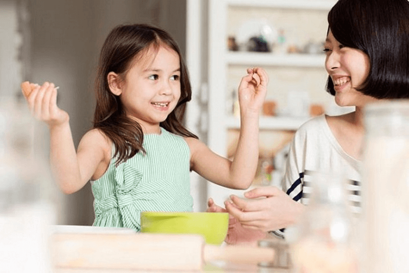 Liên tục nói với con về những đồ vật xung quanh, điều bạn đang làm. (Ảnh: Sưu tầm Internet)