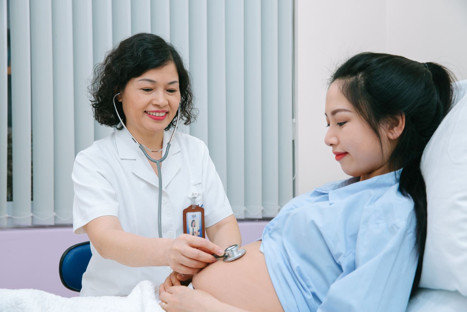 Mẹ bị tiểu đường nên thăm khám sức khỏe định kỳ. (Ảnh: Sưu tầm Internet)