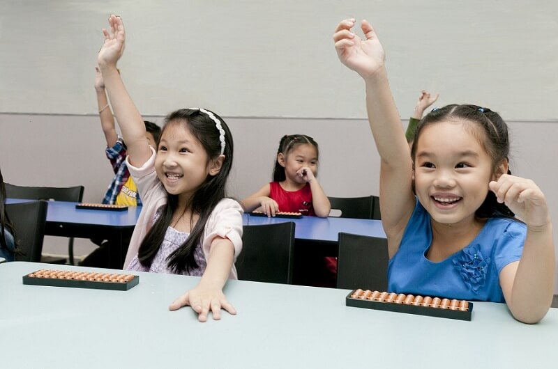 Bé học toán bằng bàn tính Soroban. (Ảnh: Sưu tầm Internet)