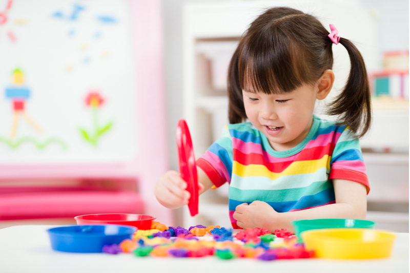 Kết hợp các kiến thức vào trò chơi thường ngày của trẻ. (Ảnh: Sưu tầm Internet)