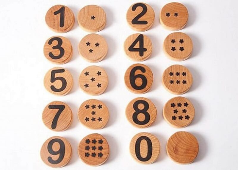 Cha mẹ có thể tự tay làm đồ chơi cho trẻ ngay tại nhà. (Ảnh: Sưu tầm Internet)