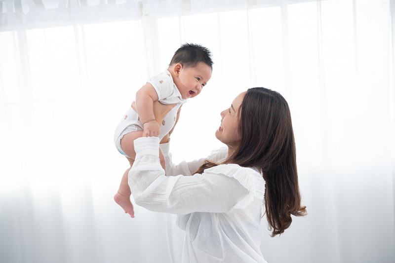 Trẻ bắt đầu hiểu một số từ quen thuộc, cử chỉ hoặc giọng điệu của cha mẹ