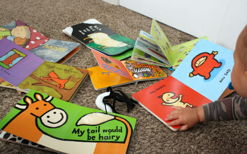 Chọn sách có nhiều hình ảnh minh hoạ. (Ảnh: Contuhoc.com)