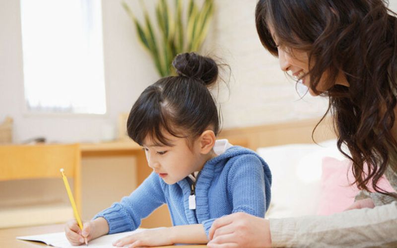 Bé làm bài tập có chí thì nên lớp 4. (Ảnh: Sưu tầm Internet)