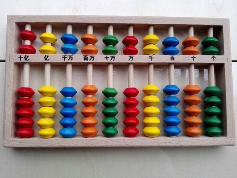 Bàn Soroban có dạng hình chữ nhật, được làm từ chất liệu gỗ. (Ảnh: Sưu tầm Internet)