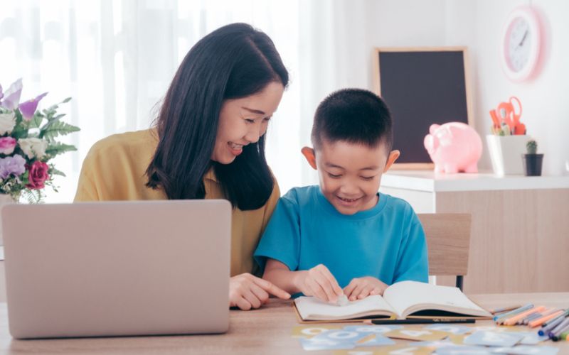 Bé giải bài tập đất quý đất yêu lớp 3. (Ảnh: Sưu tầm Internet)