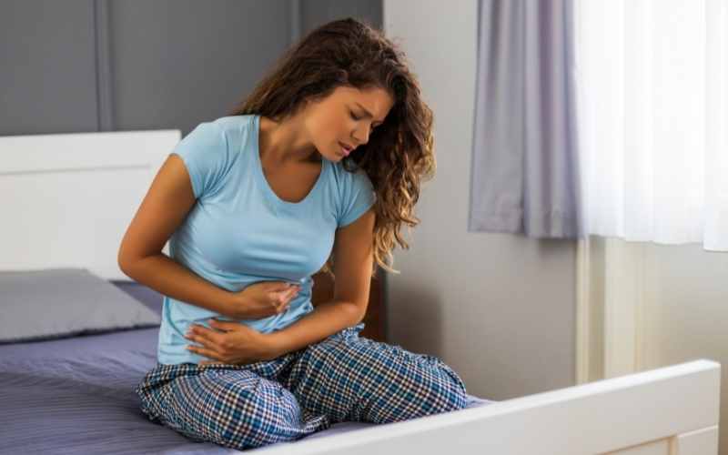 Tình trạng đau bụng âm ỉ khi mang thai tuần đầu thường kéo dài 2-3 ngày. (Ảnh: Sưu tầm Internet)