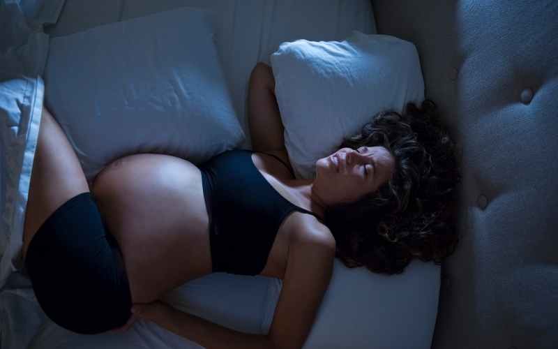 Ban đêm và lúc ngủ dậy bà bầu hay bị đau háng. (Ảnh: Sưu tầm Internet)