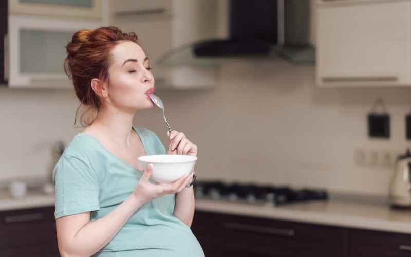 Phụ nữ mới mang thai có cảm giác thèm ăn. (Ảnh: Sưu tầm Internet)