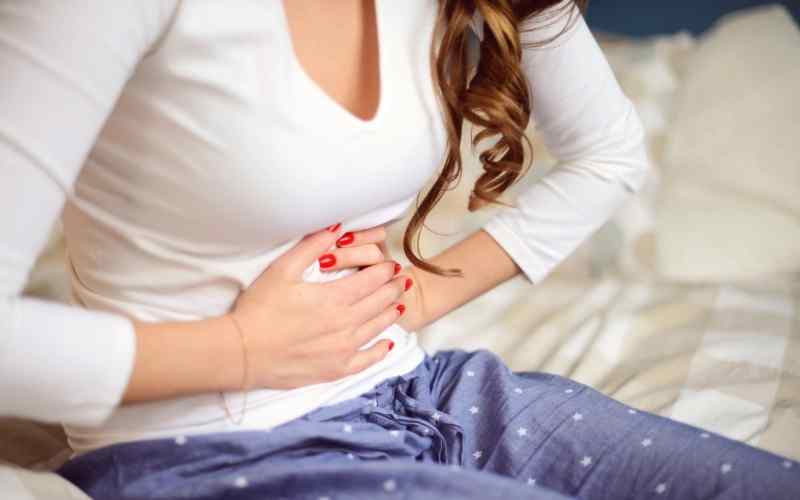 Đau quặn bụng và hảy máu âm đạo là dấu hiệu không có phôi thai. (Ảnh: Sưu tầm Internet)