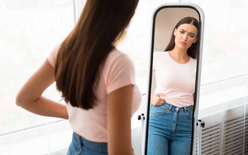 Cân nặng tăng đột ngột khiến mẹ đau lưng khi mang thai tuần đầu. (Ảnh: Sưu tầm Internet)