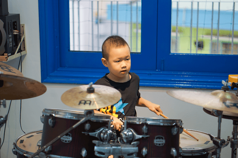 Dạy trống cho trẻ em từ sớm giúp tăng cường sức khỏe thể chất. (Ảnh: Sưu tầm Internet)