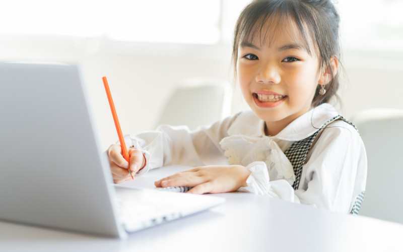 Bé giải bài tập điều ước của vua Mi-đát. (Ảnh: Sưu tầm Internet)