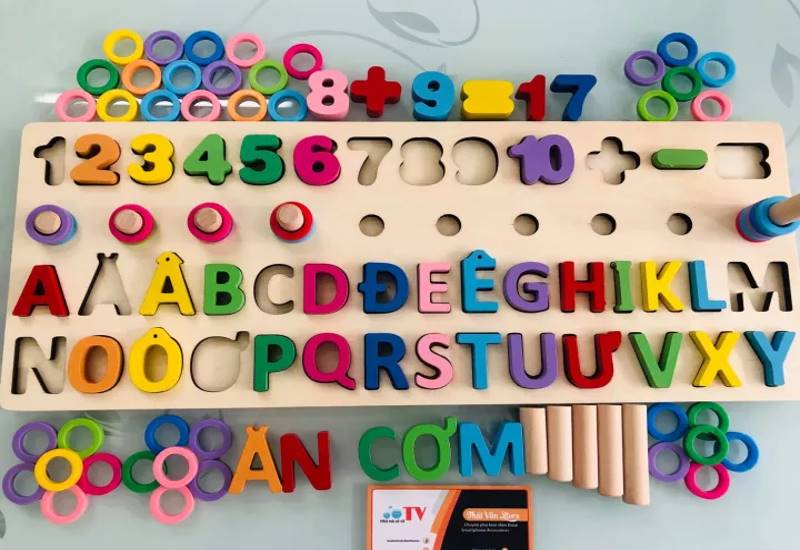 Đa dạng các chất liệu để làm nên bộ đồ chơi ghép hình chữ cái. (Ảnh: Sưu tầm Internet)