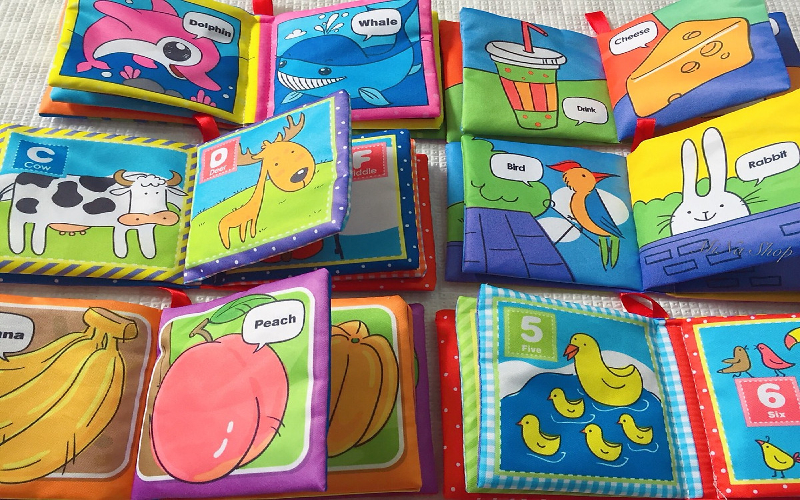 Sách vải tích hợp rất nhiều lợi ích giúp việc dạy bé dễ dàng hơn. (Ảnh: Sưu tầm Internet)
