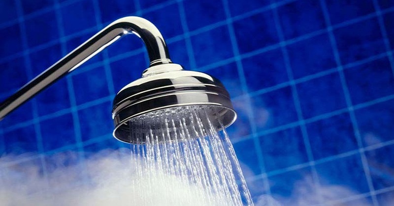 Khi mẹ gội đầu bằng nước quá lạnh hoặc nóng sẽ gây ảnh hưởng đến hệ thần kinh, bị sốc nhiệt, nhiễm lạnh (Ảnh: Sưu tầm Internet)