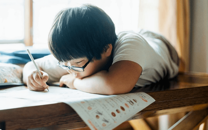 Bé học bảng chữ cái lớp 5 không thể tập trung lâu. (Ảnh: Sưu tầm Internet)