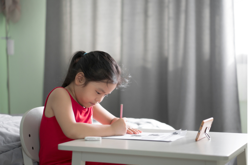 Không cho trẻ nhìn điện thoại quá gần. (Ảnh: Sưu tầm Internet)