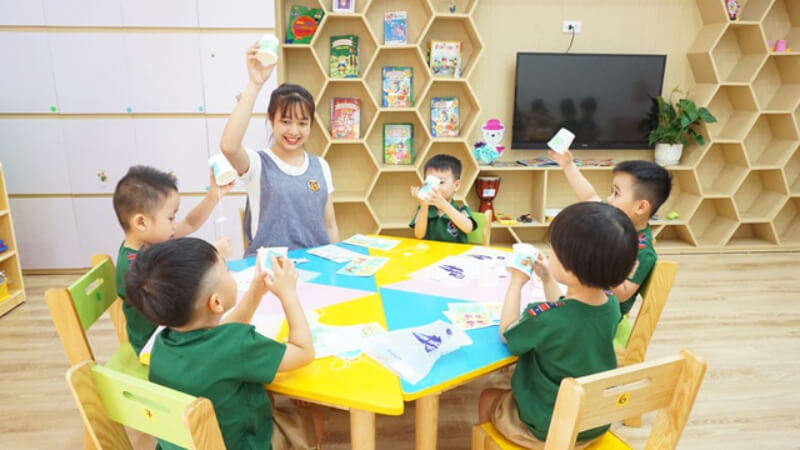 Trẻ ở độ tuổi thứ 5 luôn có tính tò mò, ham khám phá. (Ảnh: Sưu tầm Internet)