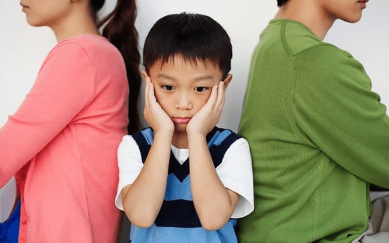 “Bận rộn” là lý do cho việc ít ở bên con. (Ảnh: Sưu tầm Internet)