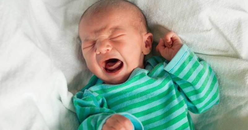 Sữa mẹ ít sẽ khiến trẻ hay quấy khóc do bị đói (Ảnh: Sưu tầm Internet)
