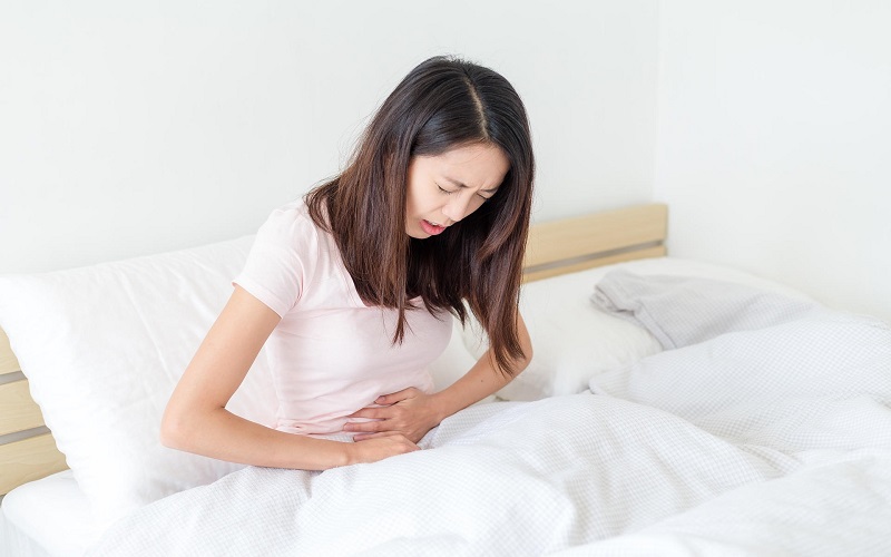Mỗi khi đến kỳ mẹ thường bị đau bụng dữ dội (Ảnh: Sưu tầm Internet)