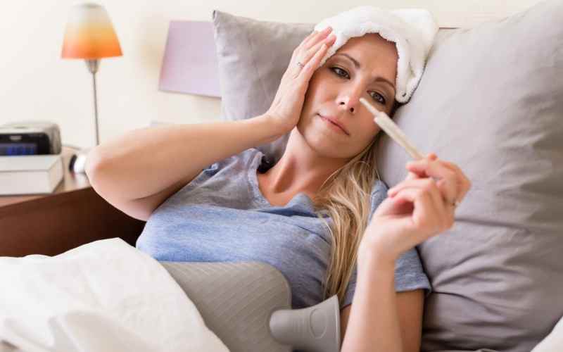 Phụ nữ sốt cao có thể bị mất nước. (Ảnh: Sưu tầm Internet)