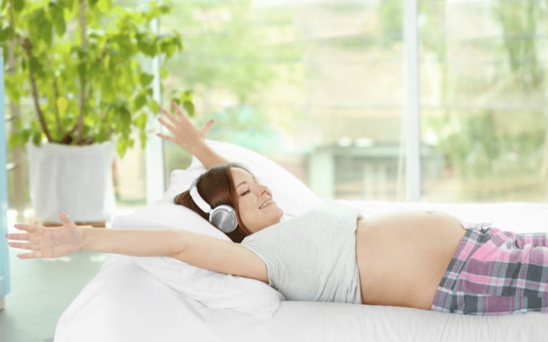 Âm nhạc có tác động tích cực với cả mẹ và con. (Ảnh: Sưu tầm Internet)