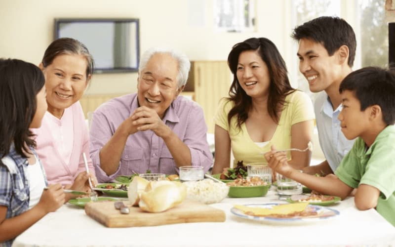 Dành thời gian cho gia đình giúp thắt chặt thế hệ. (Ảnh: Sưu tầm Internet)