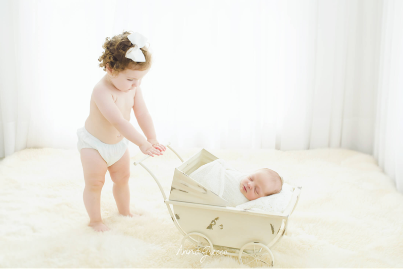 Tâm lý trẻ 2 tuổi khi có em. (Ảnh: Sưu tầm Internet)