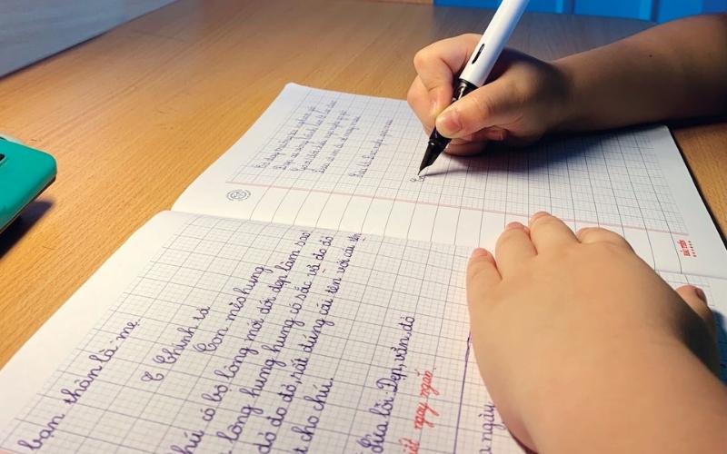 Nên cho bé dùng bút mực máy để rèn chữ đẹp hơn. (Ảnh: Sưu tầm Internet)