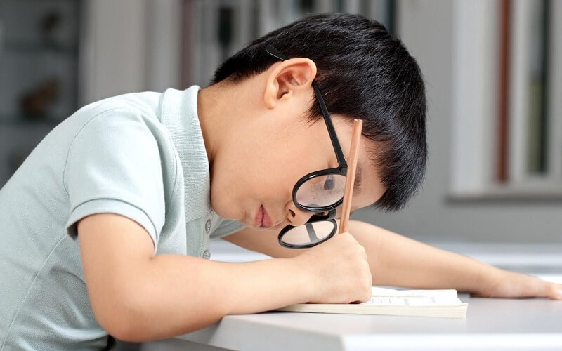 Để trẻ có thể bắt kịp tốc độ giảng bài của thầy cô. (Ảnh: Sưu tầm Internet)