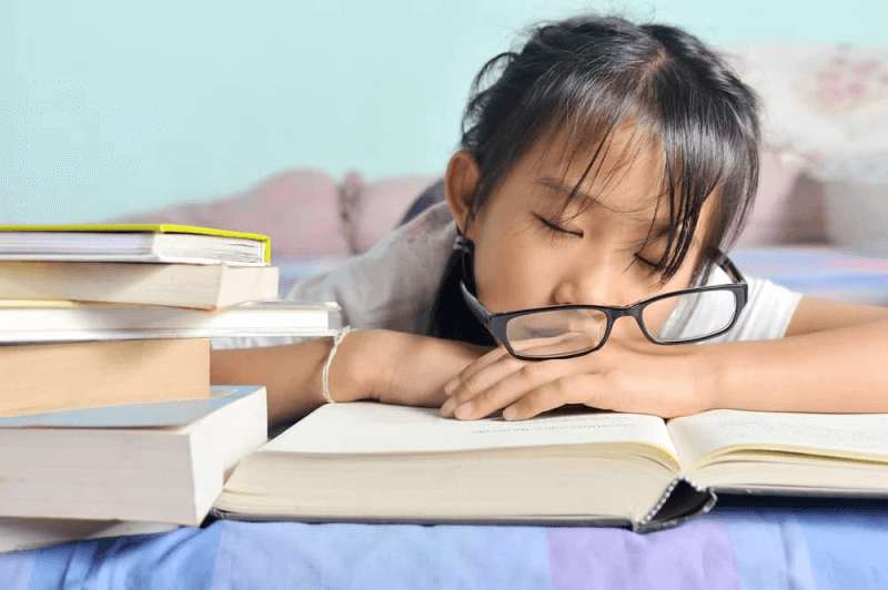 Nguyên nhân cho thái độ chống đối của trẻ: Do sự tác động của môi trường xung quanh. (Ảnh: Sưu tầm Internet)