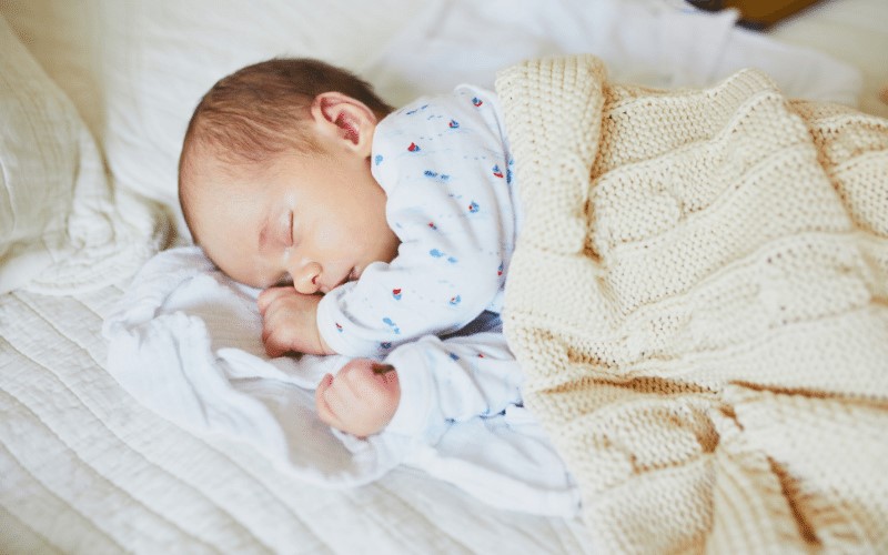 Giai đoạn này bé sẽ dành phần lớn thời gian để ngủ. (Ảnh: Sưu tầm Internet)