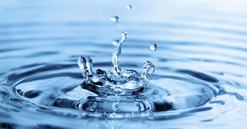 Nước chiếm phần lớn các thành phần có trong sữa mẹ (Ảnh: Sưu tầm Internet)