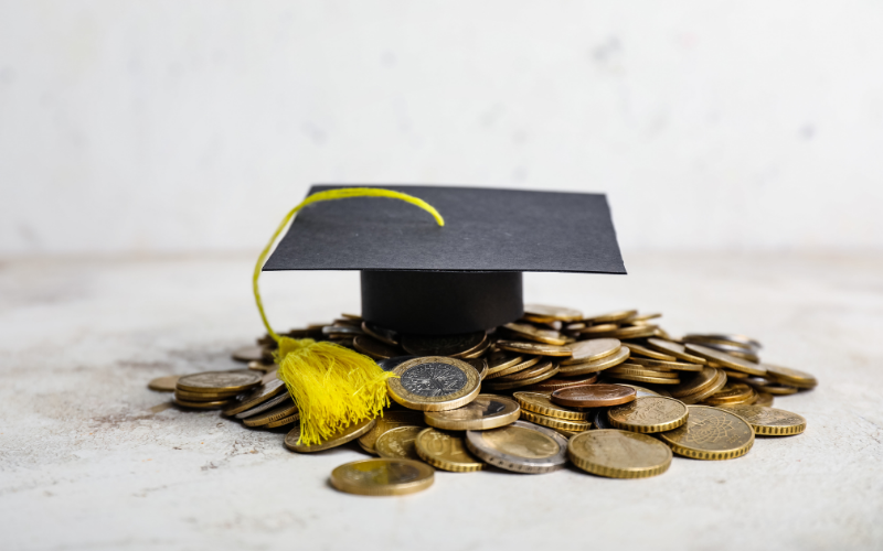 Tiết kiệm chi phí học tập. (Ảnh: Sưu tầm Internet)